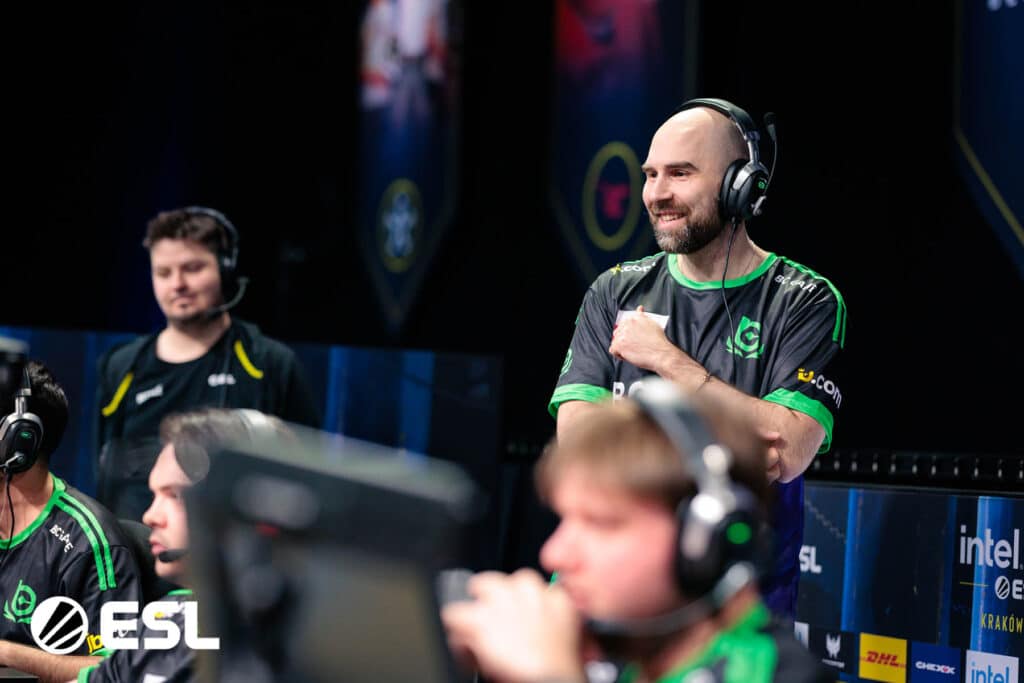 Bild von BC.Game Counter-Strike-Trainer TaZ lächelnd, während er bei der IEM Krakow 2026 hinter den Spielern steht