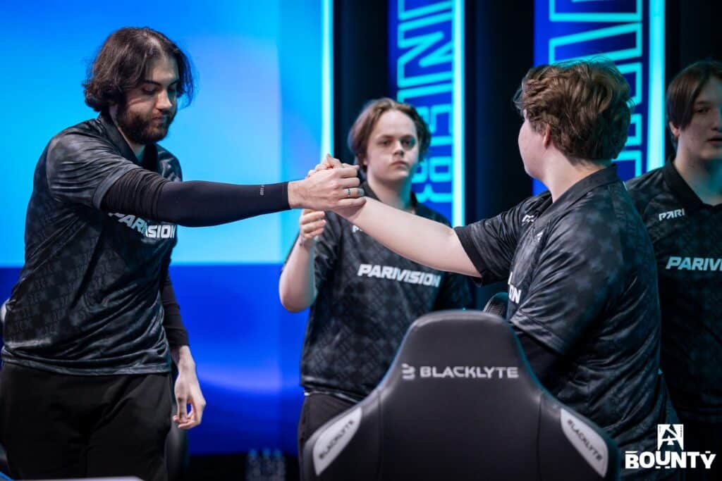 Afbeelding van het Counter-Strike-team van Parivision dat de overwinning viert in BLAST Bounty seizoen 1