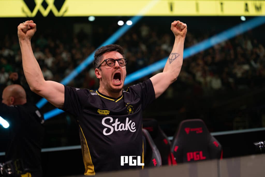 Immagine del giocatore del Team Vitality apEX che festeggia la vittoria sul palco del PGL Cluj-Napoca 2026