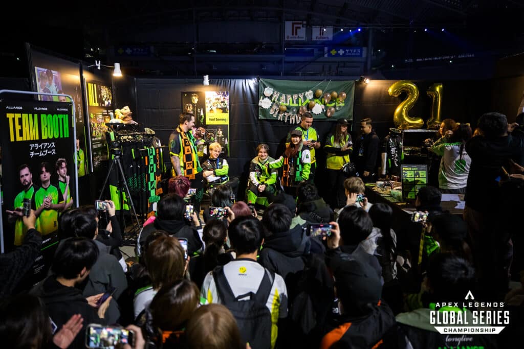 Stand del equipo Alliance en Sapporo, Japón, durante el año 5 del Campeonato ALGS