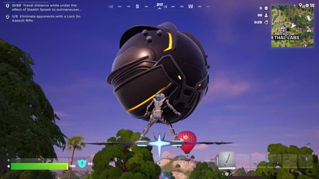 Il giocatore scivola verso una gigantesca sfera nera sulla mappa di Fortnite