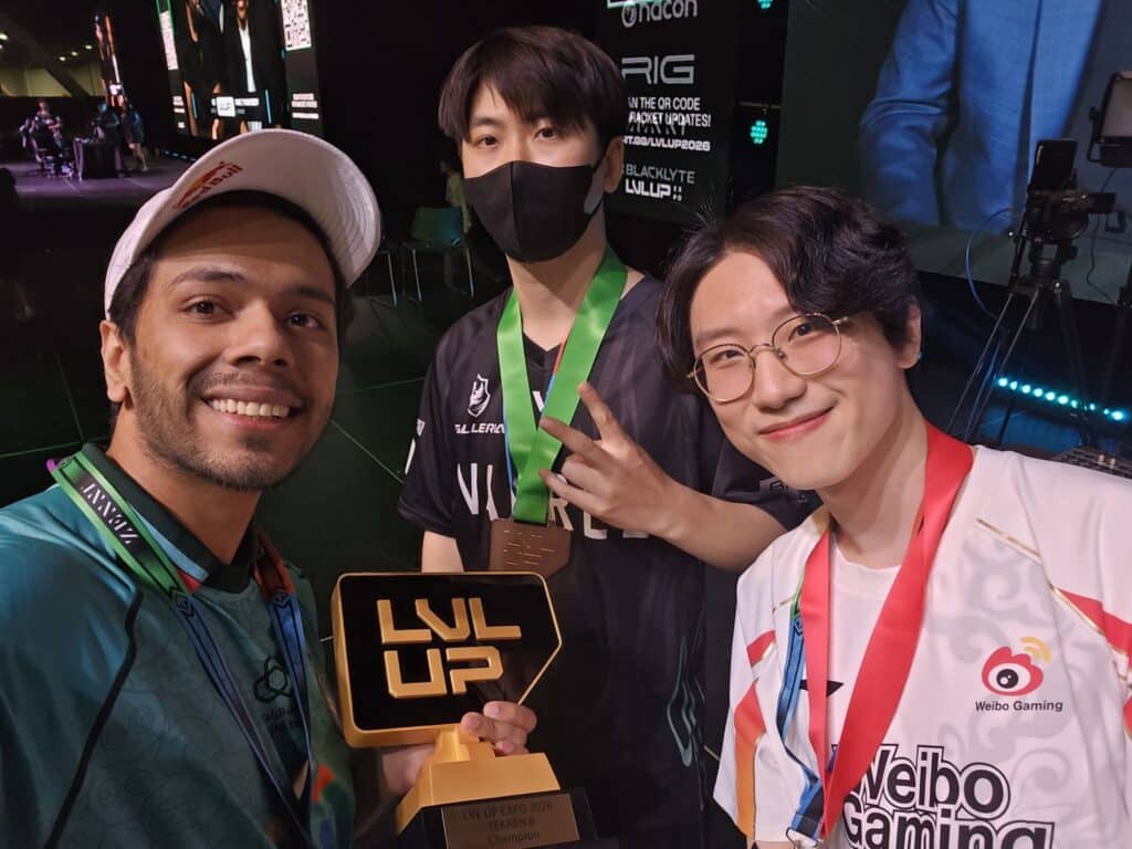 Arslan Ash standing with Ranchu (center) and Kkokkoma at the lvl up expo