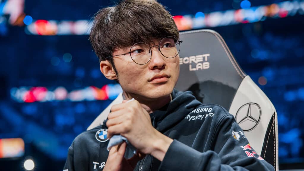 faker wiping hands