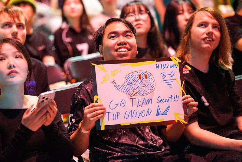 TSW fan sign at MSI