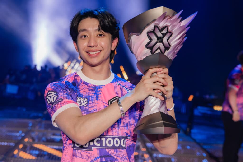 f0rsakeN holding trophy Masters Toronto